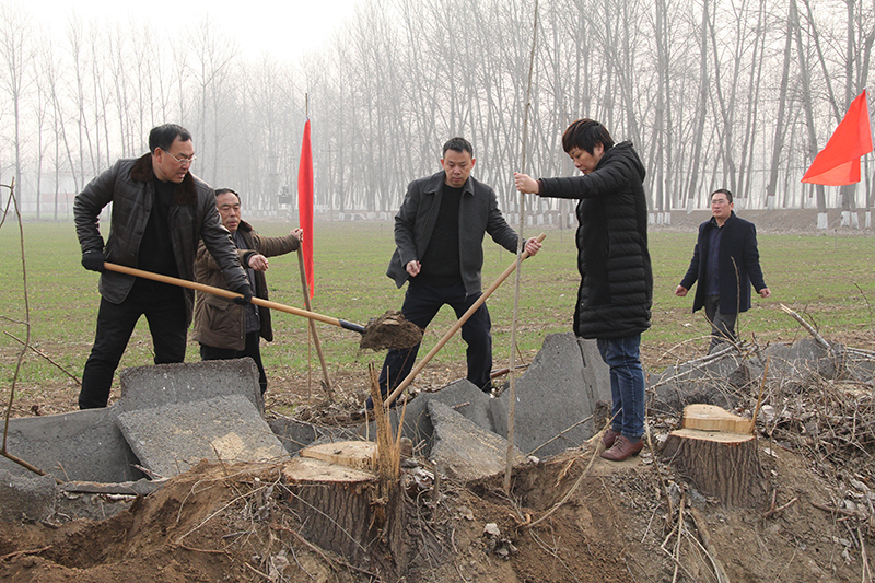 博農(nóng)集團領(lǐng)導(dǎo)、基層黨政負責人等同志積極參加植樹活動